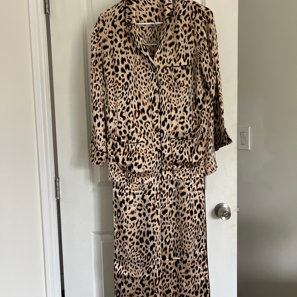 victorias secret Leopard Print Washable Silk Pajama / coord 2 piece Set size S-M